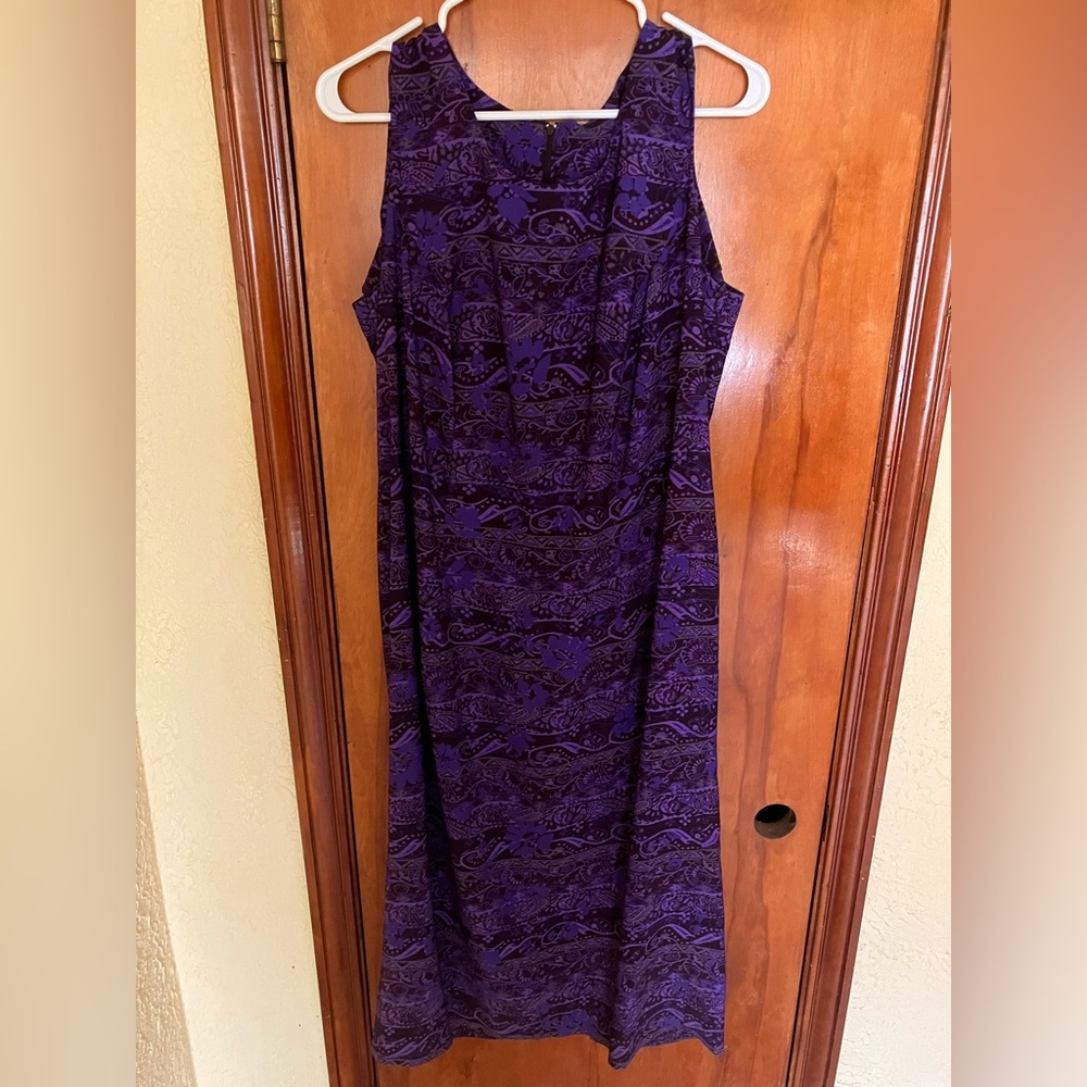 Beautiful No Sleeve Dress With Back Zipper Size L